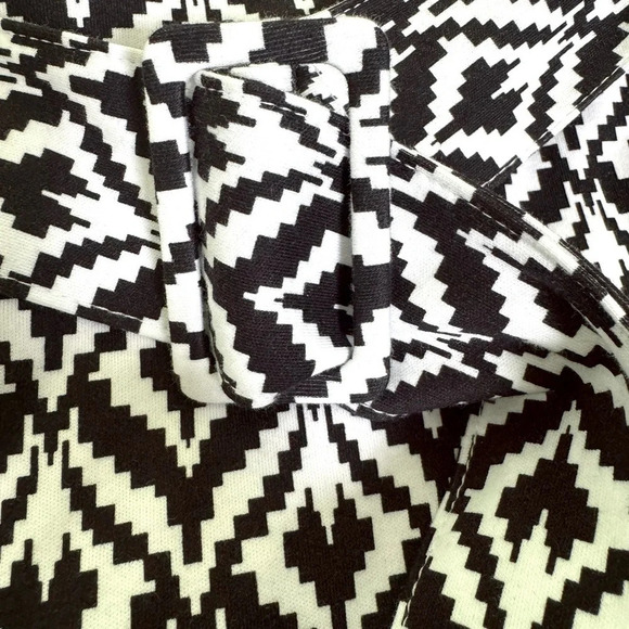 NY & Company L Geometric designed B&W Skort w/belt and side pockets. Flared legs - Picture 7 of 10